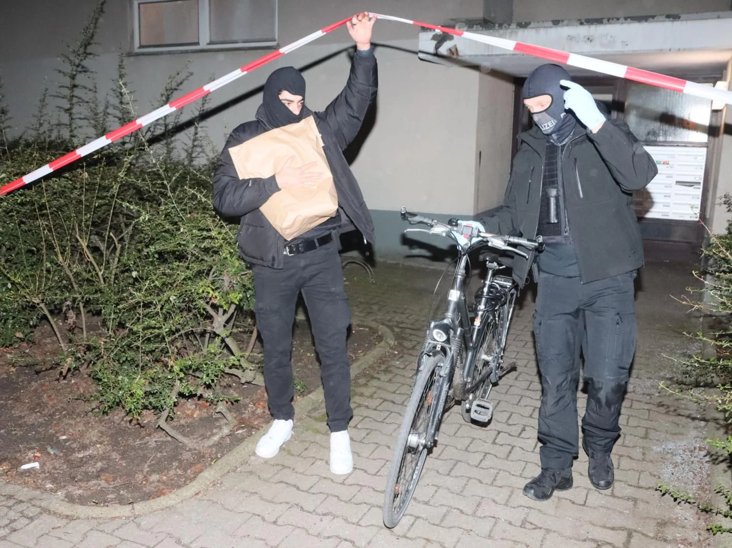 Sogar ein Fahrrad stellten die Ermittler in der Wohnung von Ex-RAF-Mitglied Daniela Klette sicher.