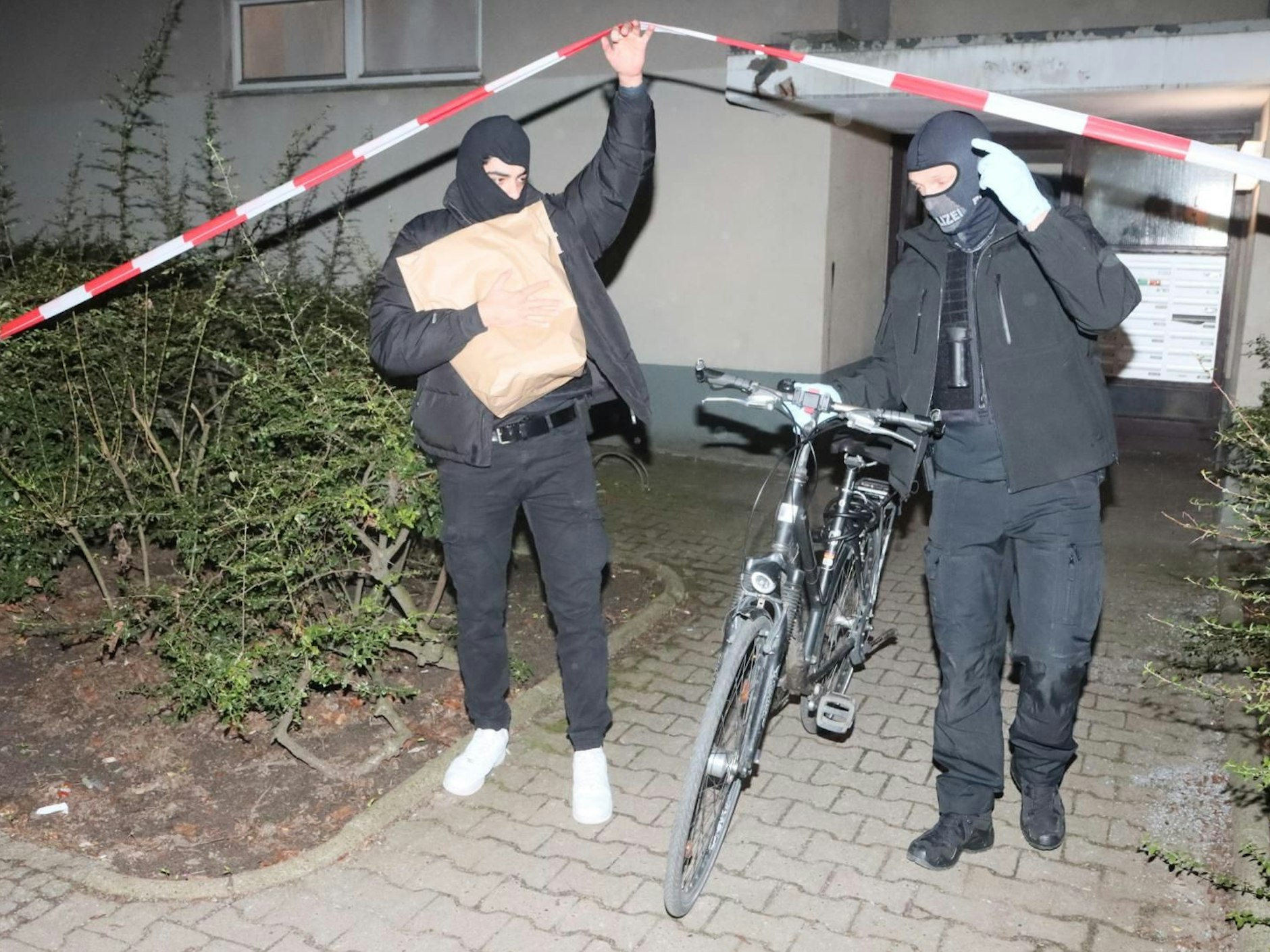 Sogar ein Fahrrad stellten die Ermittler in der Wohnung von Ex-RAF-Mitglied Daniela Klette sicher.