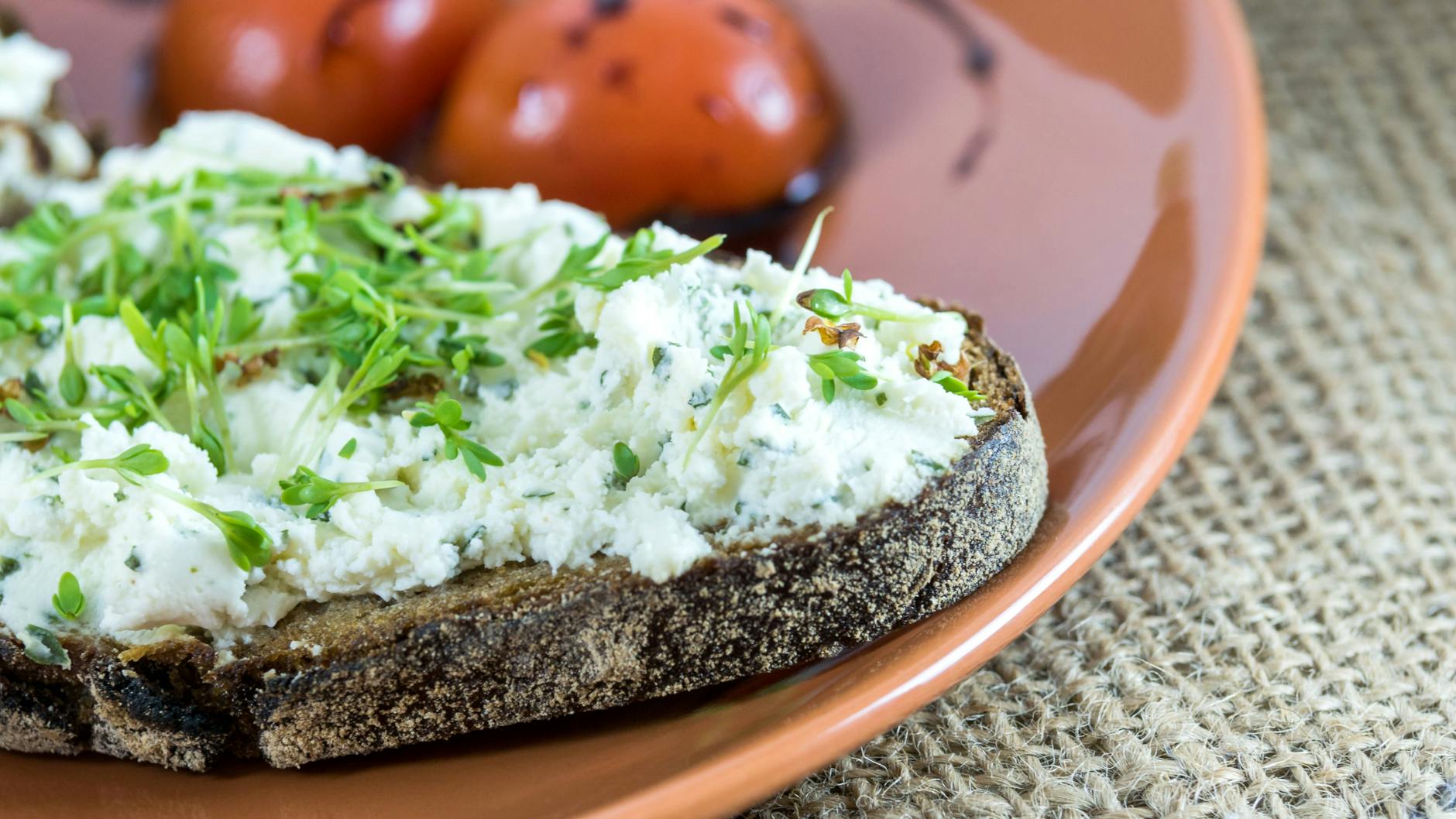 Ein leckeres Frischkäse-Brot mit Kresse: Das scharfe Kraut verfeinert jede noch so einfache Speise.