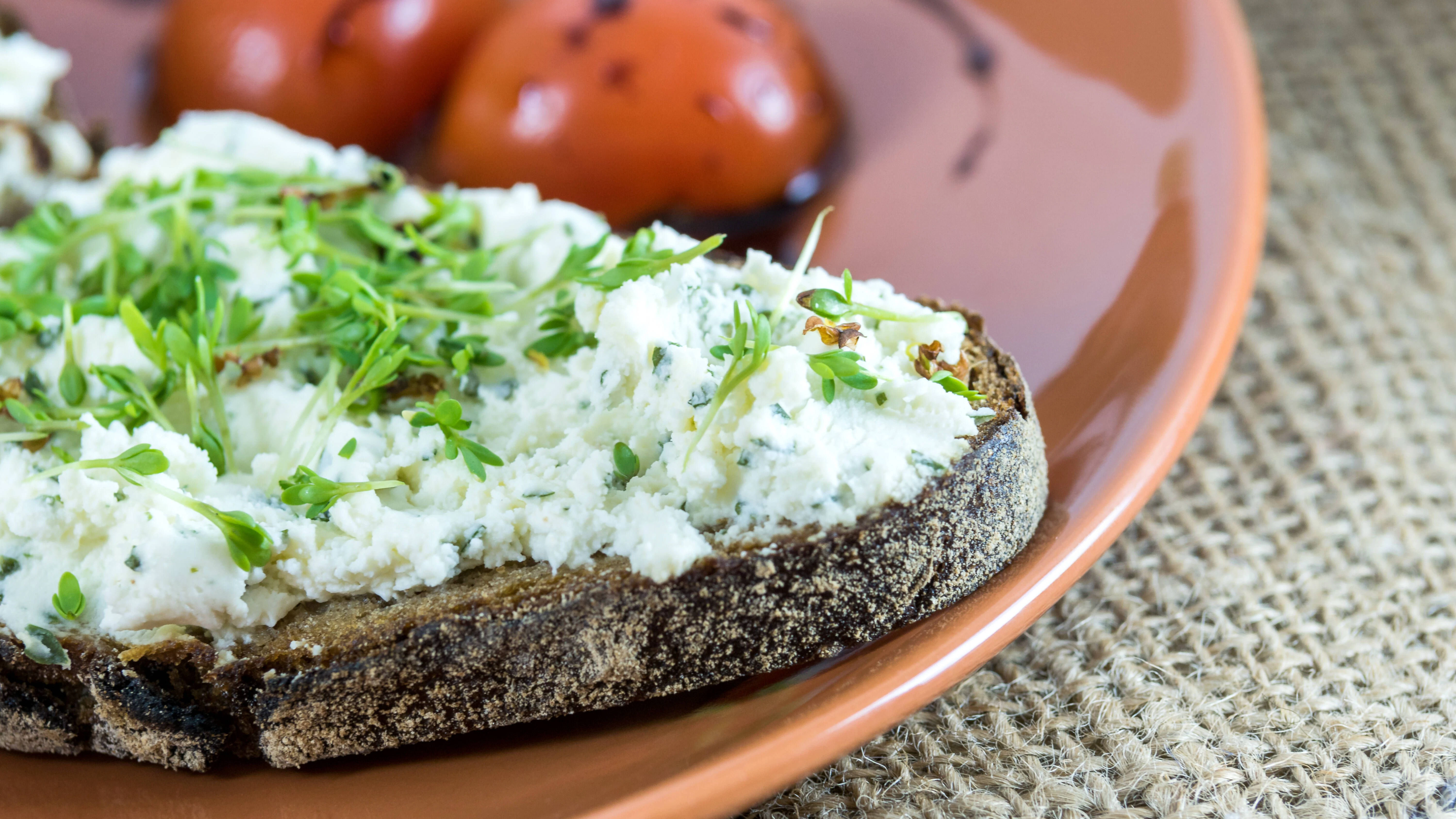 Ein leckeres Frischkäse-Brot mit Kresse: Das scharfe Kraut verfeinert jede noch so einfache Speise.