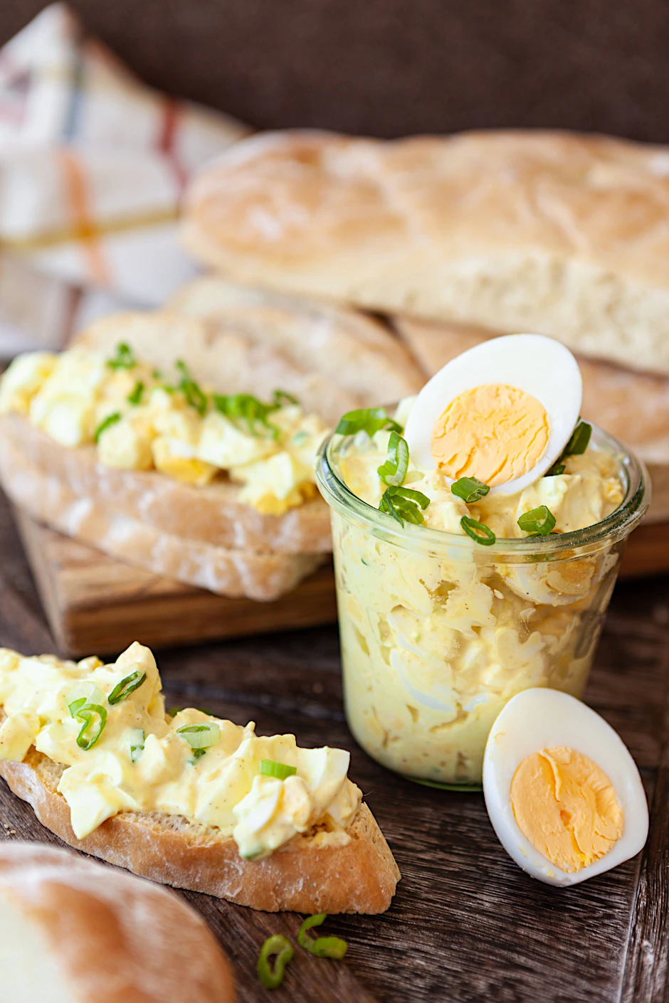 Lecker und schnell gemacht: Dieser simple Eiersalat schmeckt pur oder auf Brot richtig gut! Nach diesem Rezept hat schon Oma ihren Eiersalat zubereitet.