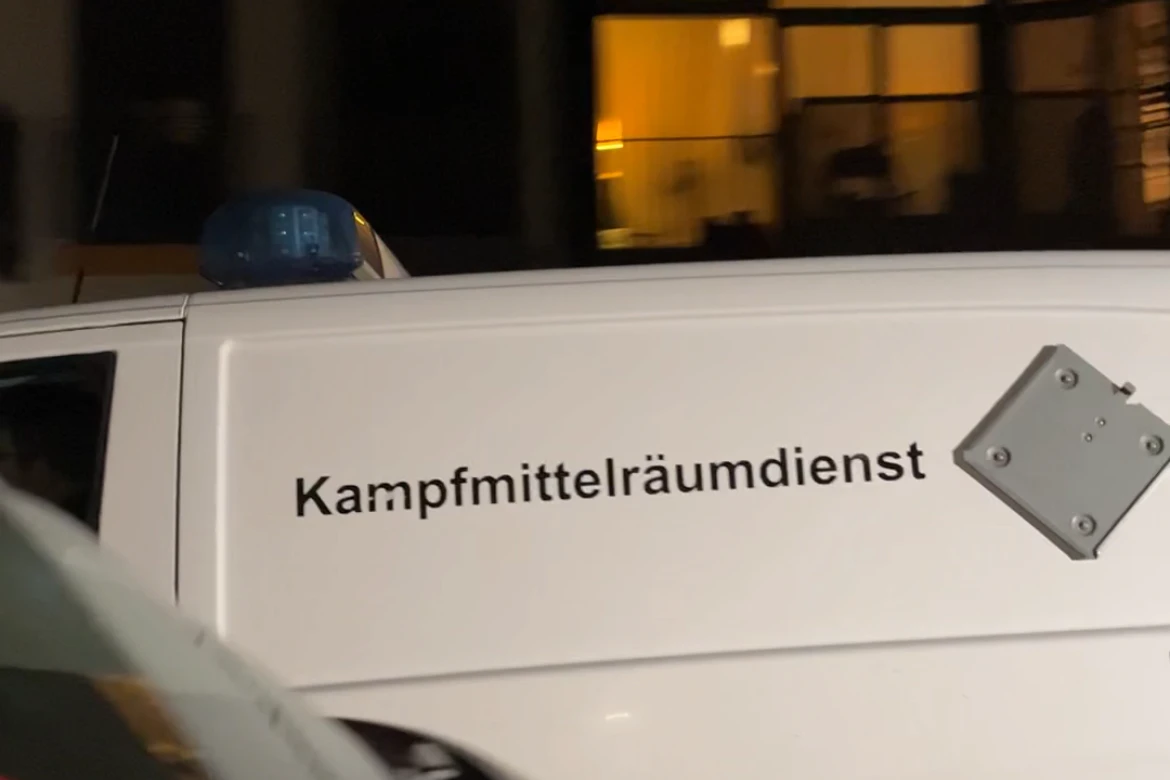 Kurz nach 19 Uhr fuhr dann ein Einsatzfahrzeug des Kampfmittelräumdienstes vor dem Haus vor. Zwei vermummte Beamte bereiteten sich darin auf ihren Einsatz vor. Gegen 19.20 Uhr hatten sie das Treppenhaus des Wohnhauses betreten