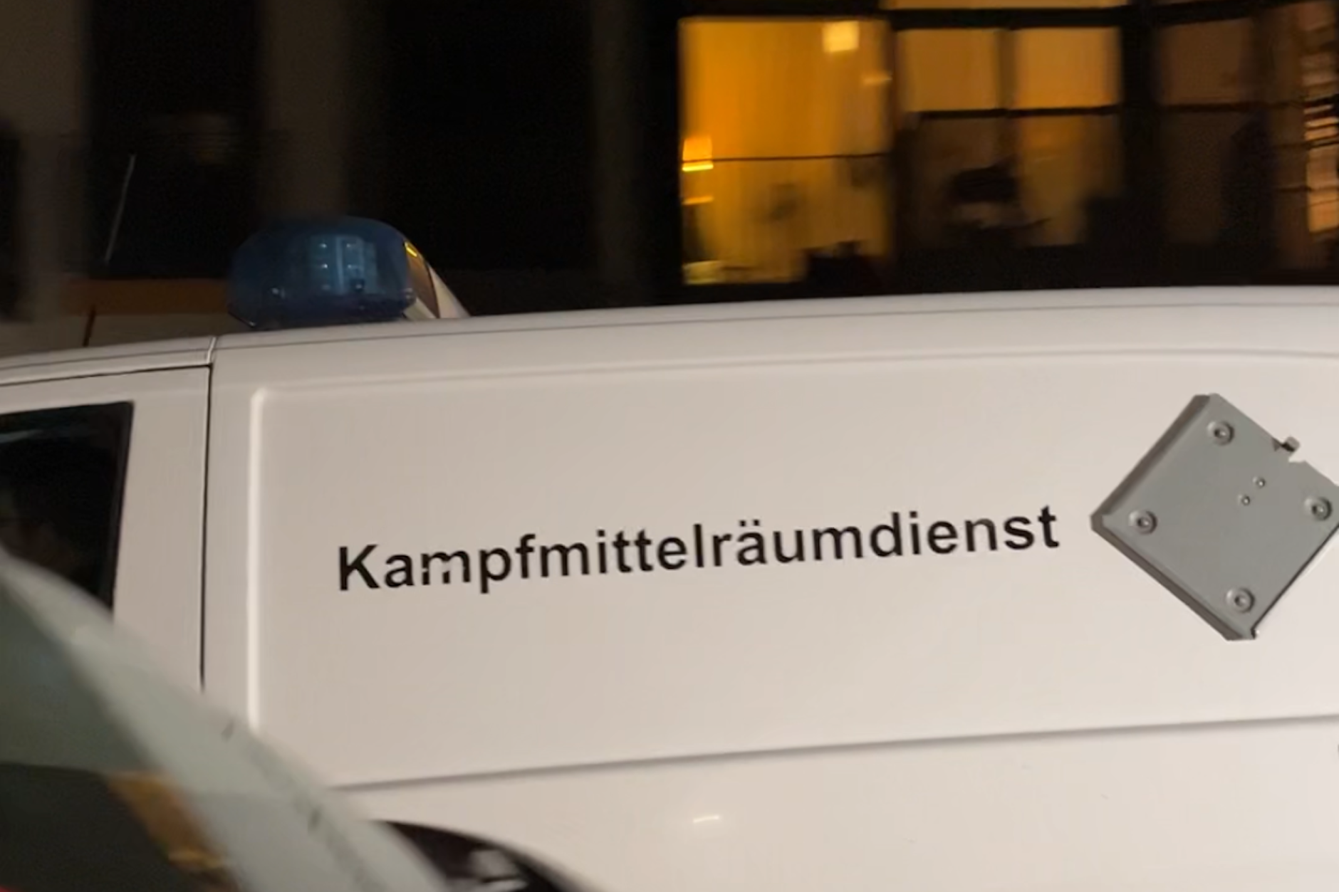 Kurz nach 19 Uhr fuhr dann ein Einsatzfahrzeug des Kampfmittelräumdienstes vor dem Haus vor. Zwei vermummte Beamte bereiteten sich darin auf ihren Einsatz vor. Gegen 19.20 Uhr hatten sie das Treppenhaus des Wohnhauses betreten