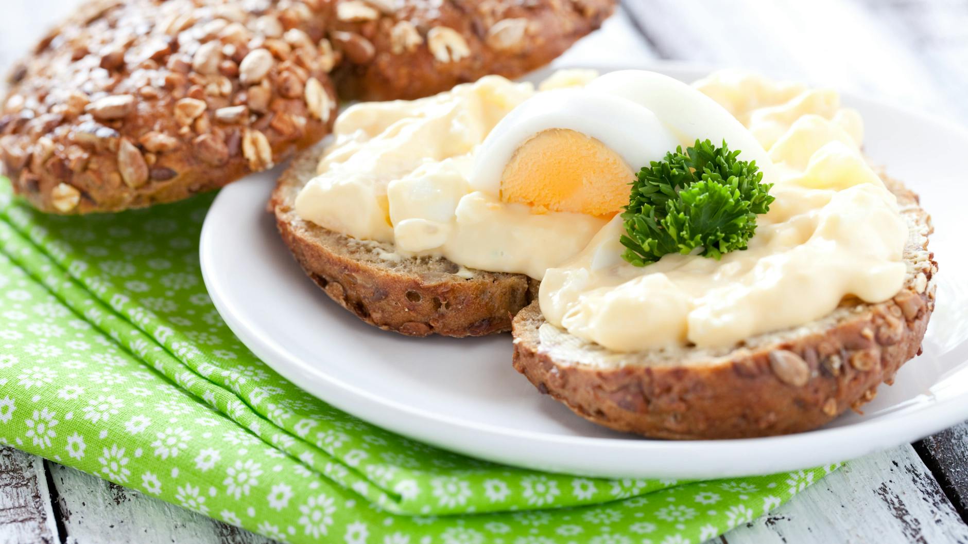 Auf Brot schmeckt Eiersalat richtig gut - dieses Rezept setzt auf eine cremige Soße aus Mayonnaise und saurer Sahne.