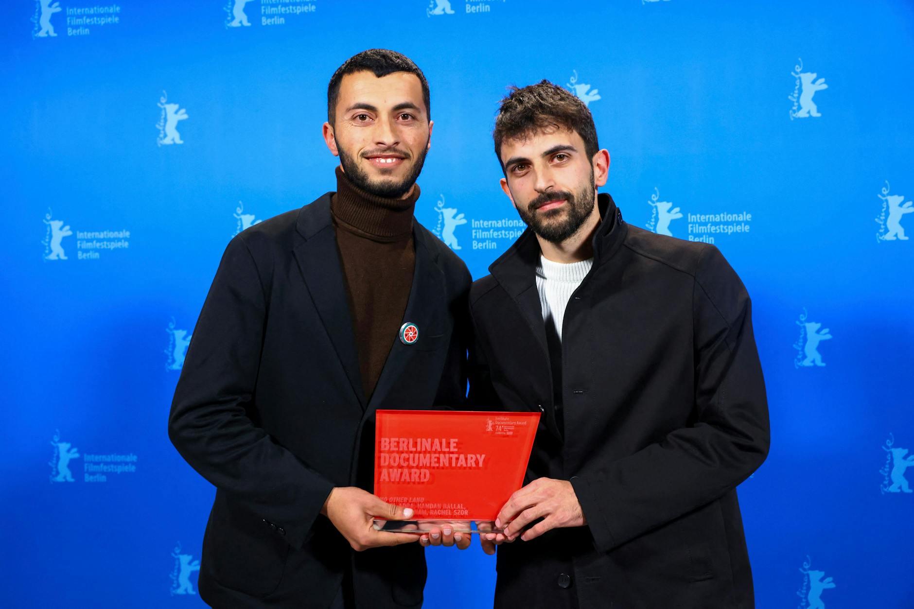 Basel Adra und Yuval Abraham (rechts) drehten gemeinsam den Film „No Other Land“ und gewannen den Dokumentarfilmpreis.