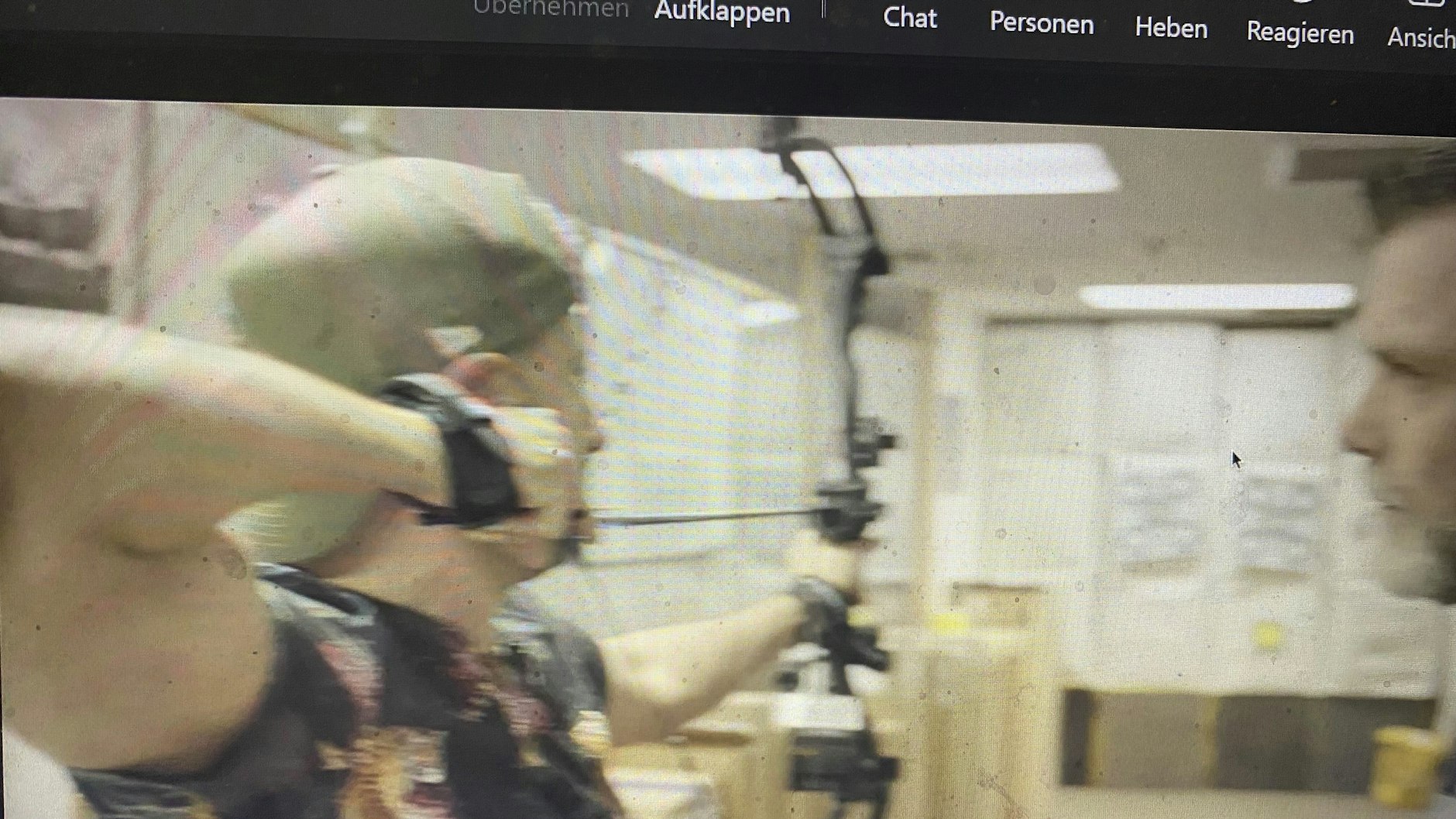 Ein Mann bereitet sich mit Pfeil und Bogen auf die Eisbärenjagd vor. Ausschnitt aus der Doku „Time to say goodbye“, der während der Pressekonferenz gezeigt wurde.