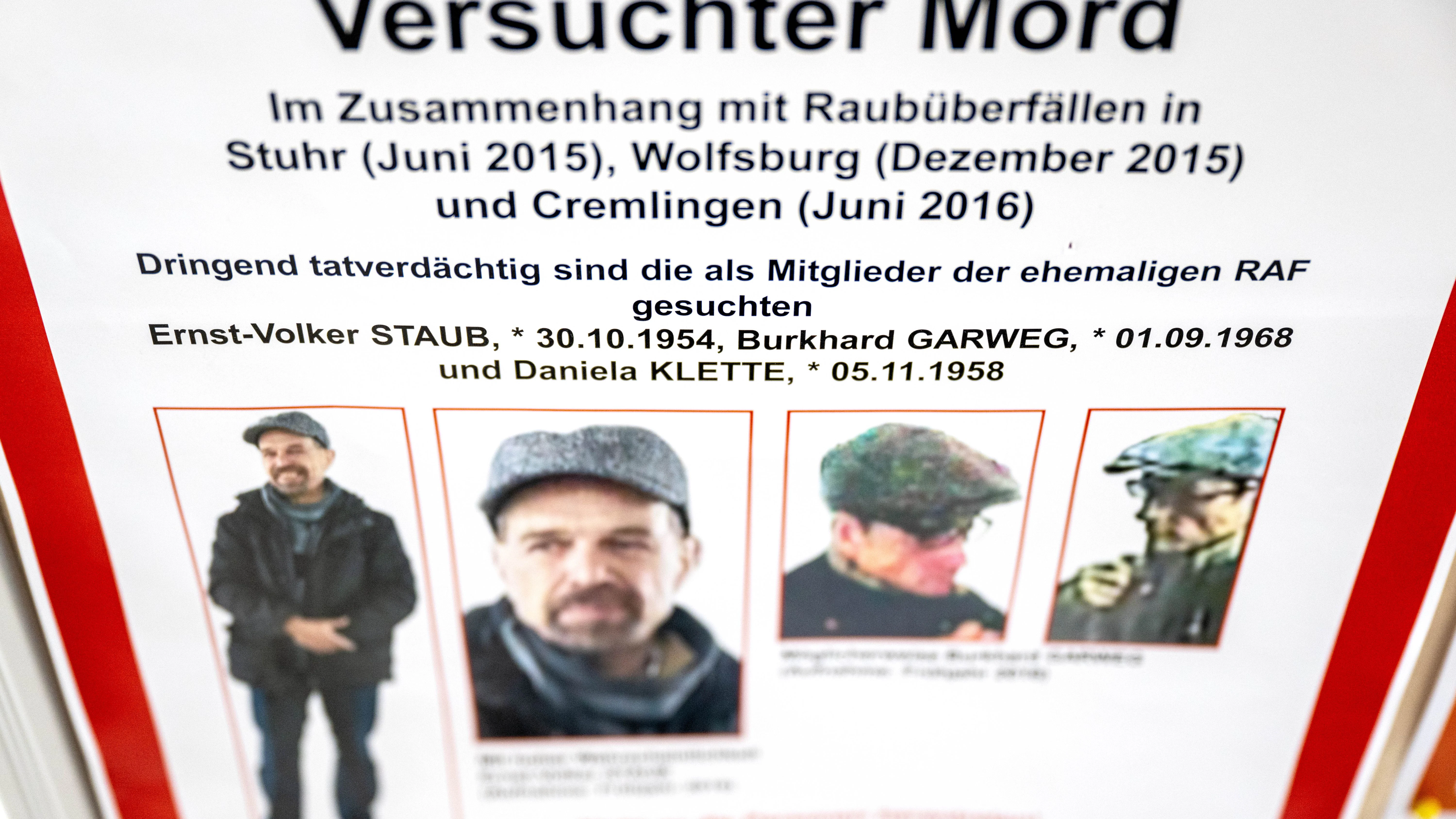 Ein Fahndungsplakat hängt am Amtsgericht Verden. Nach den ehemaligen RAF-Mitgliedern Ernst-Volker Staub und Burkhard Garweg wird noch immer gefahndet.