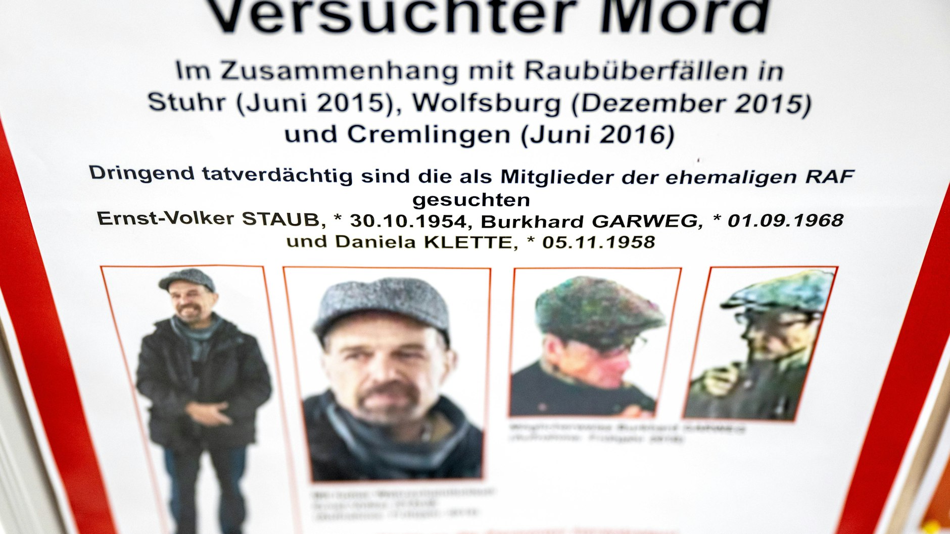 Ein Fahndungsplakat hängt am Amtsgericht Verden. Nach den ehemaligen RAF-Mitgliedern Ernst-Volker Staub und Burkhard Garweg wird noch immer gefahndet.