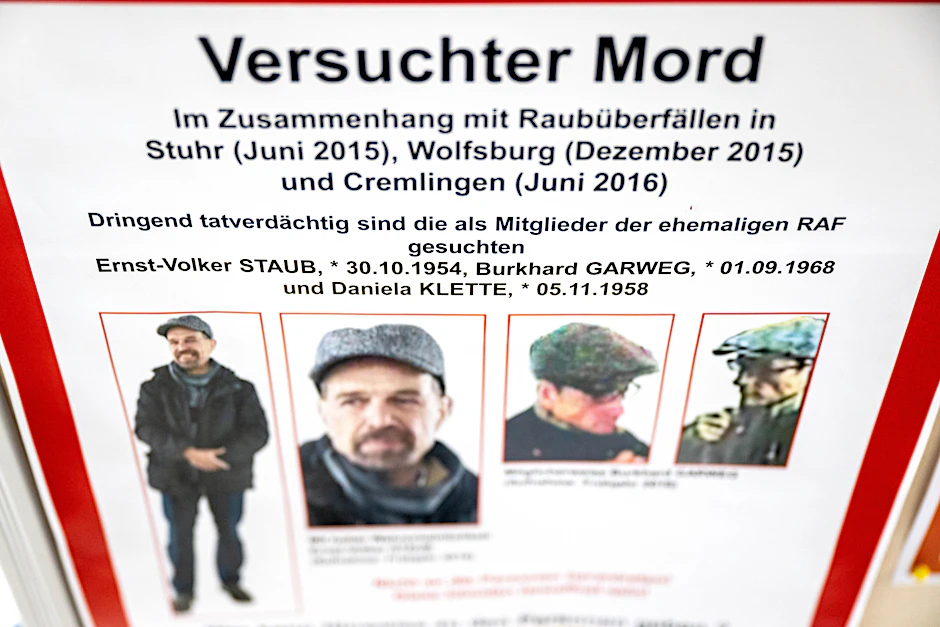Auch in der vergangenen Nacht schleppten Ermittler sichergestellte Dinge aus der Wohnung von Daniela Klette.