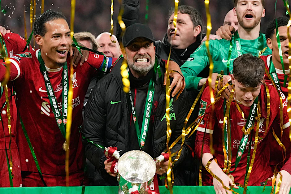 dpatopbilder - Jürgen Klopp (M) jubelt mit dem Pokal.  