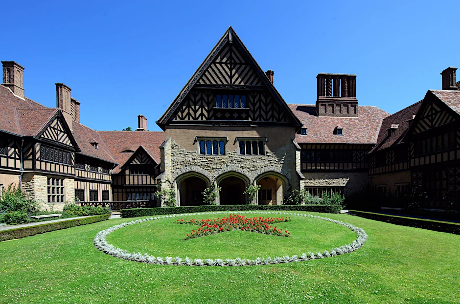 ARCHIV - Schloss Cecilienhof im Neuen Garten in Potsdam.  a/Archivbild