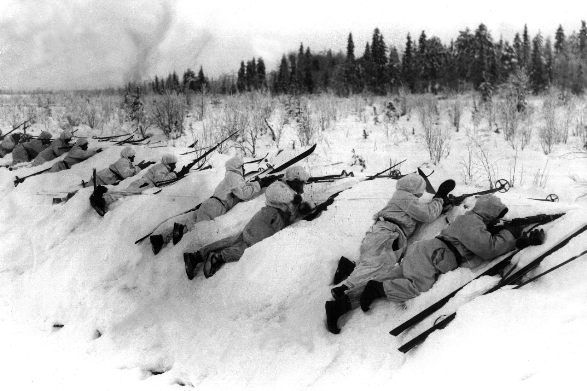 Finnische Truppen in Schneeuniformen gehen im sogenannten Winterkrieg im Jahr 1939 an der Frontlinie in Stellung.