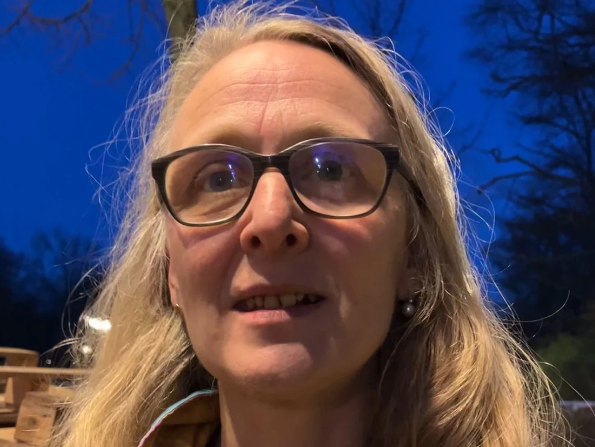 Auch Katja Kahmann ist dieser Meinung. Seit 2020 geht sie dafür auf die Straße. „Ich muss das Handwerk und die Landwirte unterstützen, weil sonst geht Deutschland leider den Bach runter“, sagt sie. Sie meint, der Alltag auf der Mahnwache sei „chillig“ und lacht.