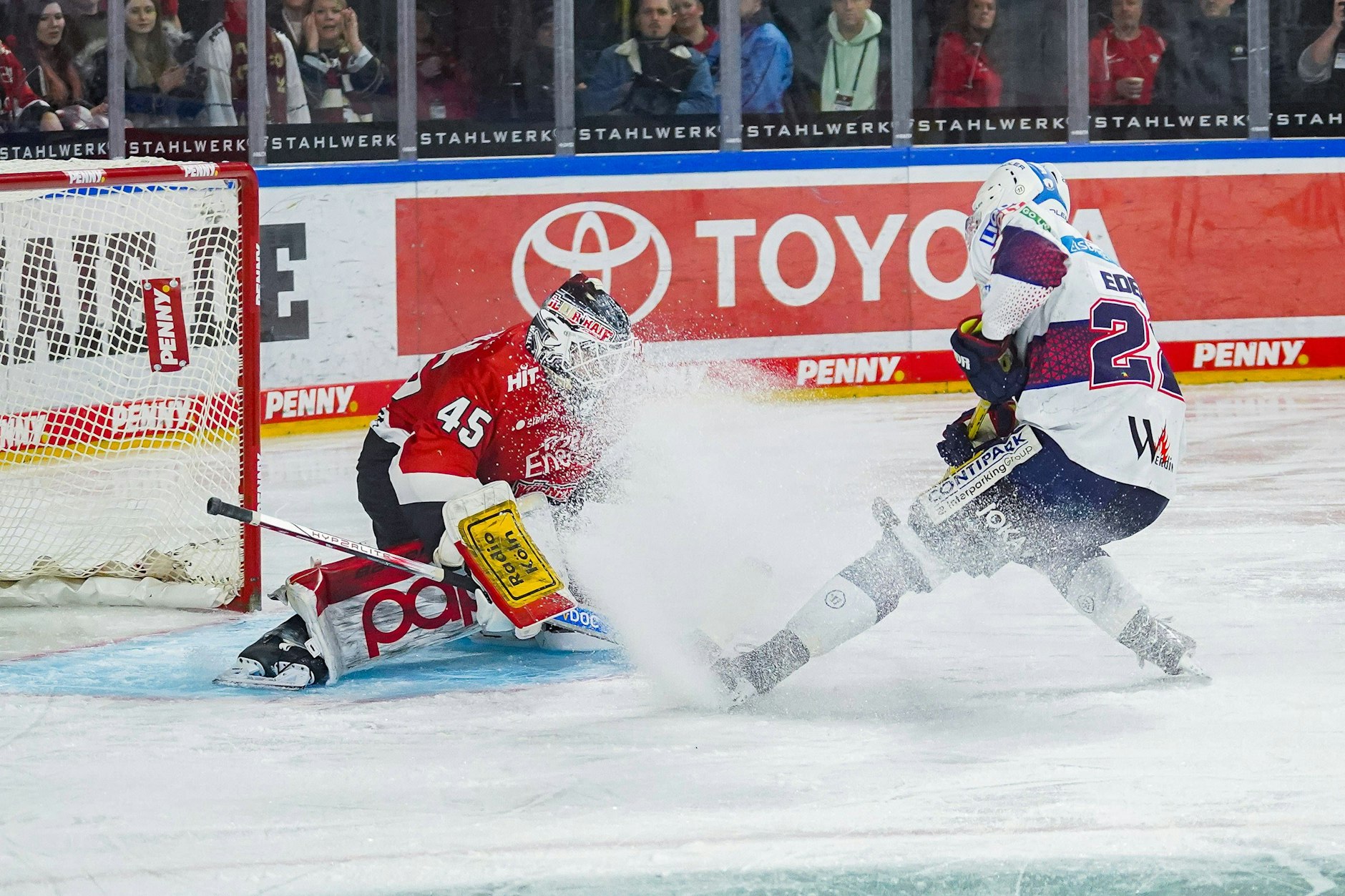 Tobias Eder zeigt hier die hohe Kunst des Toreschießens. Vor dem Treffer seift der Eisbär hier den Kölner Keeper gleich noch richtig ein.