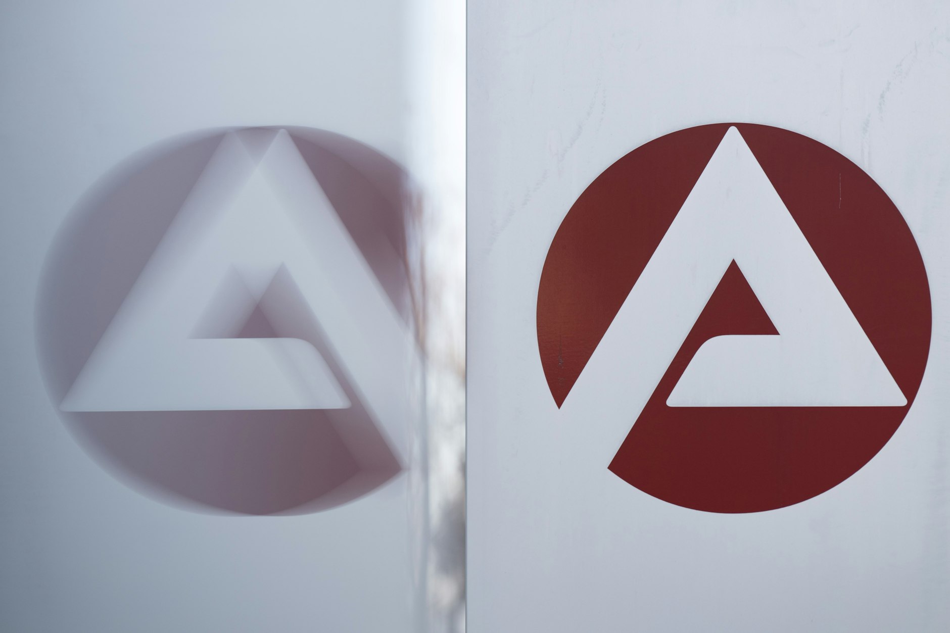 Aktuelle Zahlen vom Arbeitsmarkt in Berlin und Brandenburg. Das Logo der Bundesagentur für Arbeit.