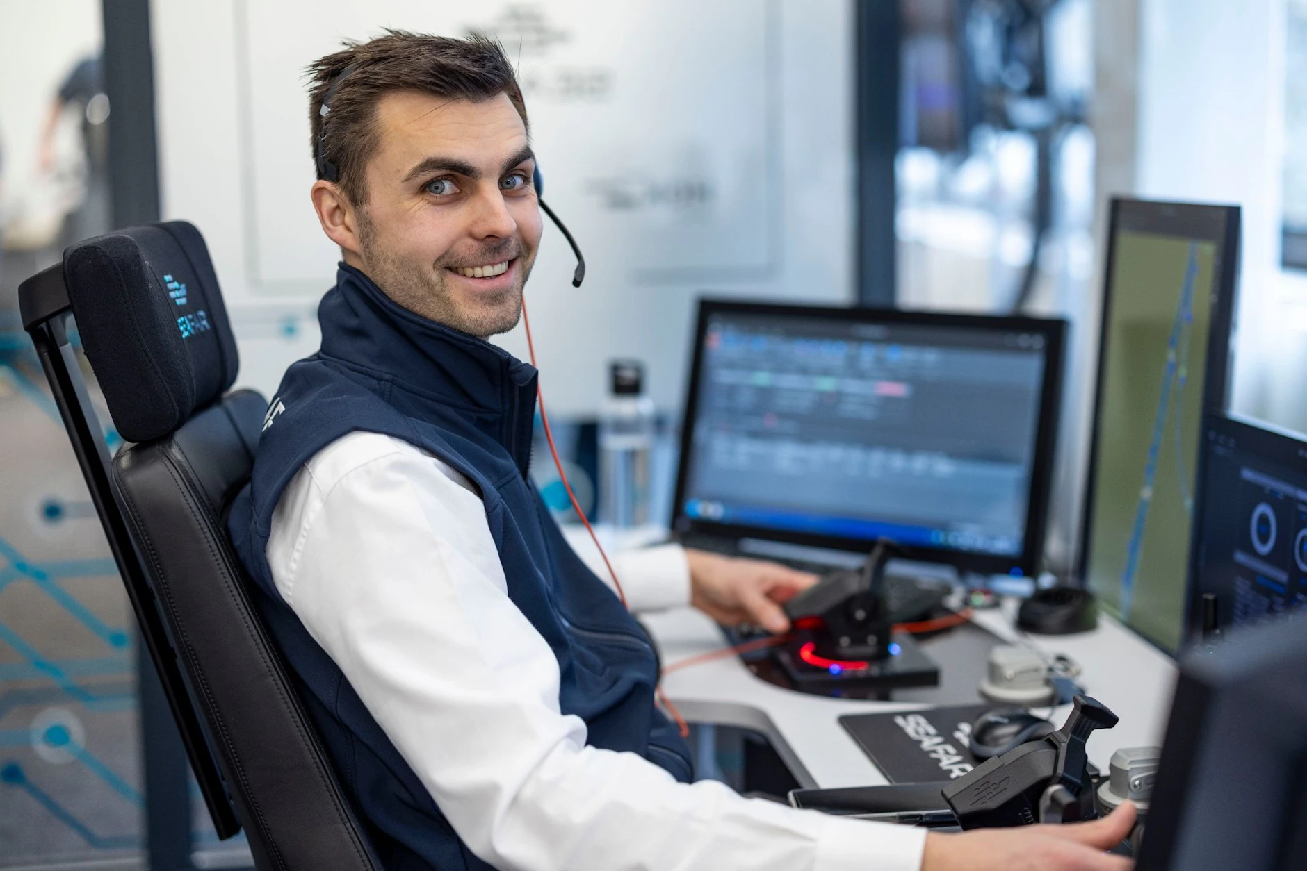 Der Binnenschifffahrtskapitän Joachim Lauwers an seinem Schreibtisch in Duisburg.  