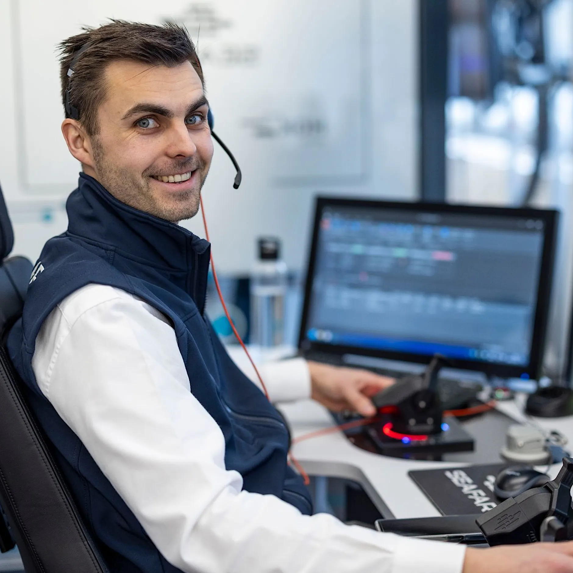 Schiffe fahren per Fernsteuerung über den Rhein