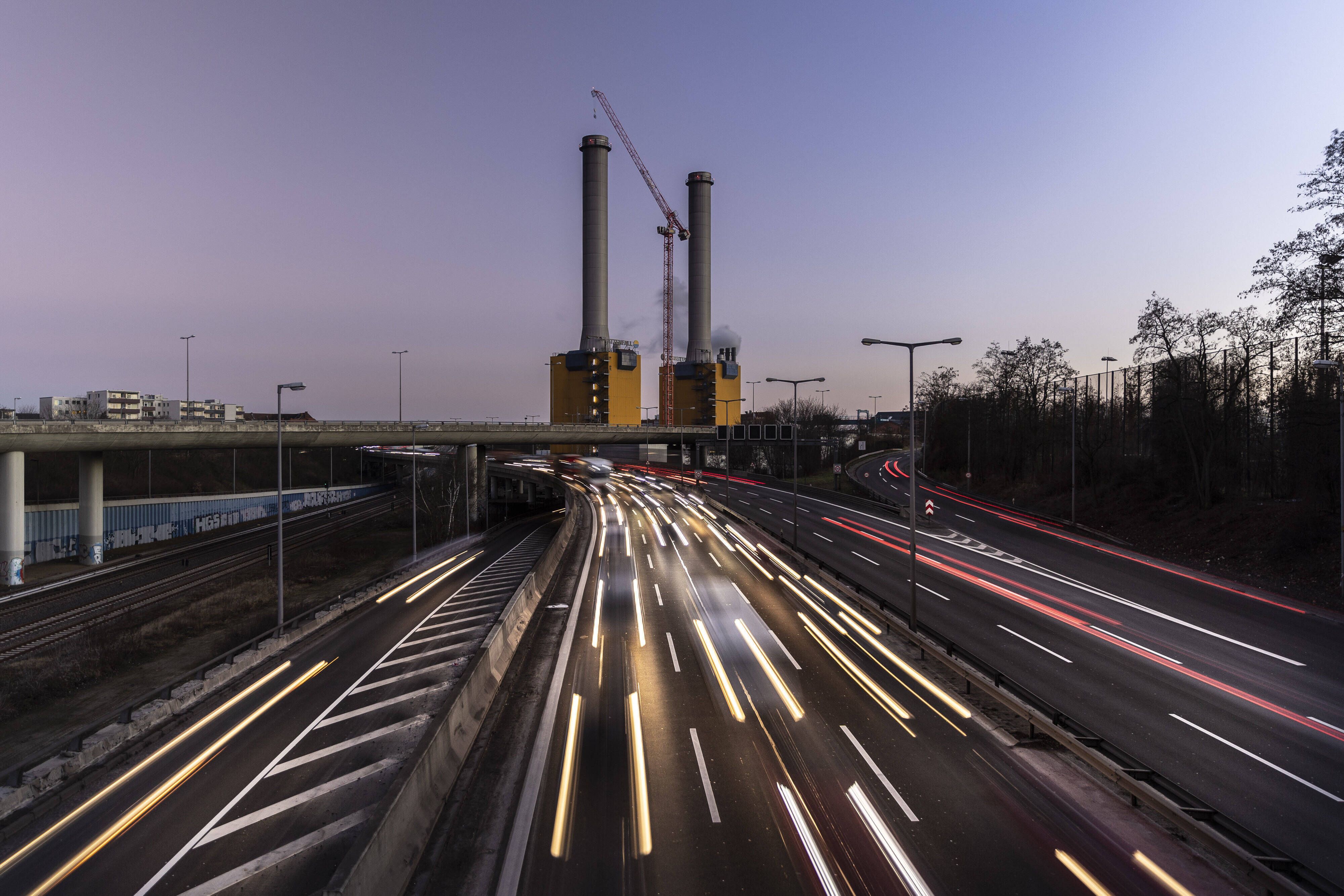 Berlin-Wilmersdorf: Autofahrerin flüchtet vor Polizei und prallt gegen Baum
