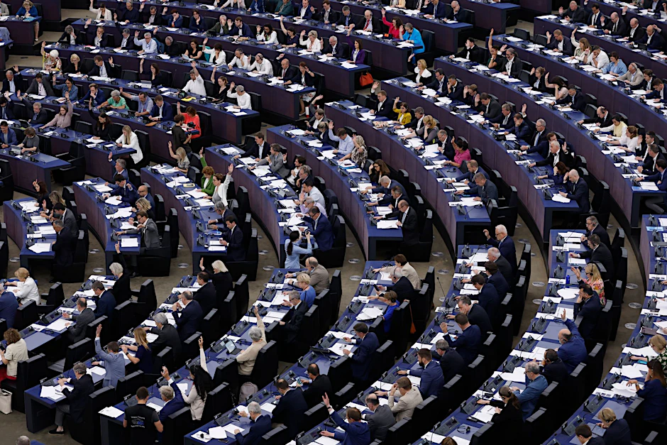 ARCHIV - Das Europäische Parlament in Straßburg. Amazon-Lobbyisten soll der Zugang zum Parlamentsgebäude verwehrt werden.  