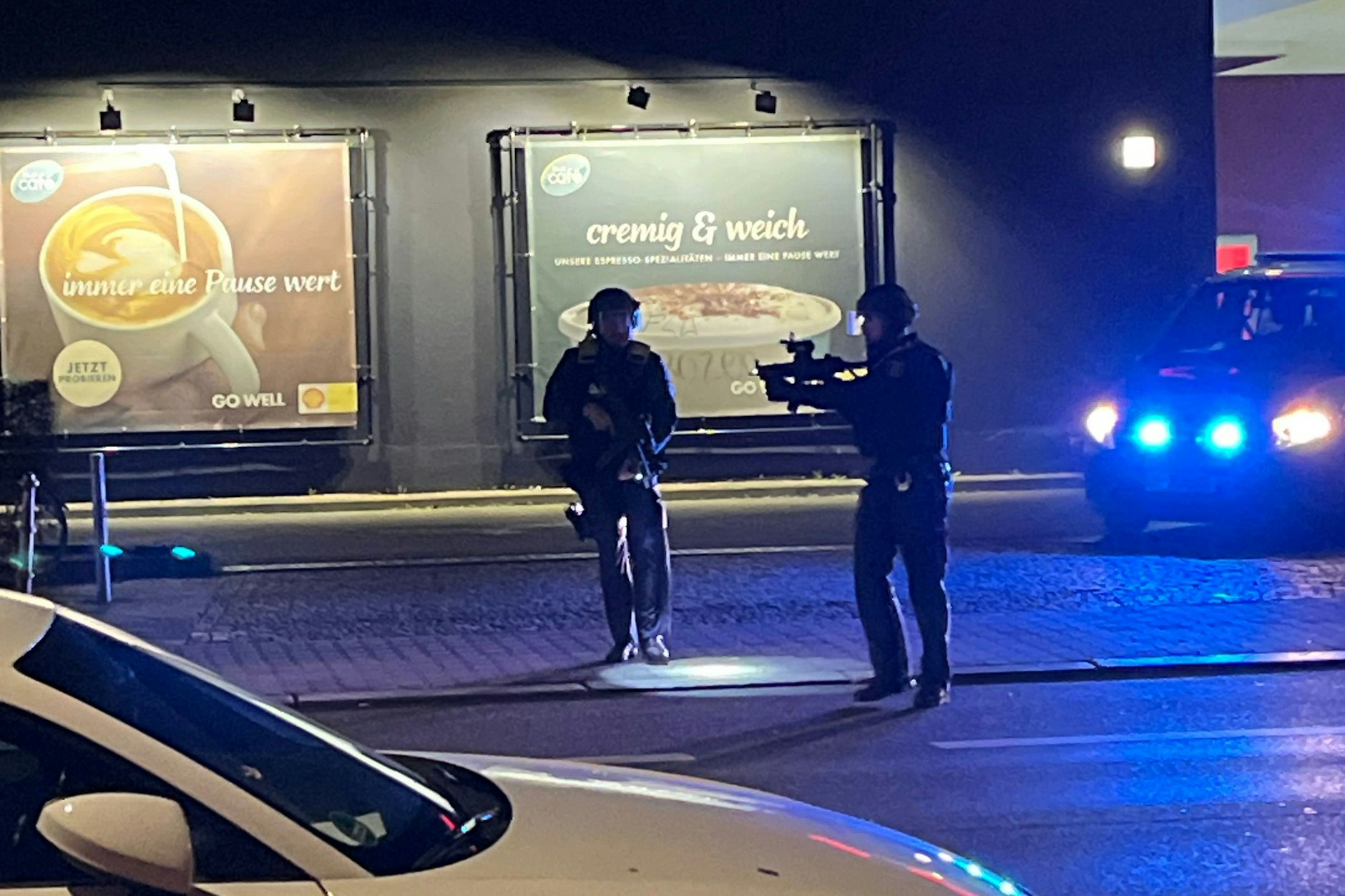 Schwerbewaffnete Polizisten sicherten das Gebiet um die Oranienstraße nach einer Schießerei - ein Mann wurde verletzt aufgefunden und ins Krankenhaus gebracht. Vom Täter fehlt jede Spur.