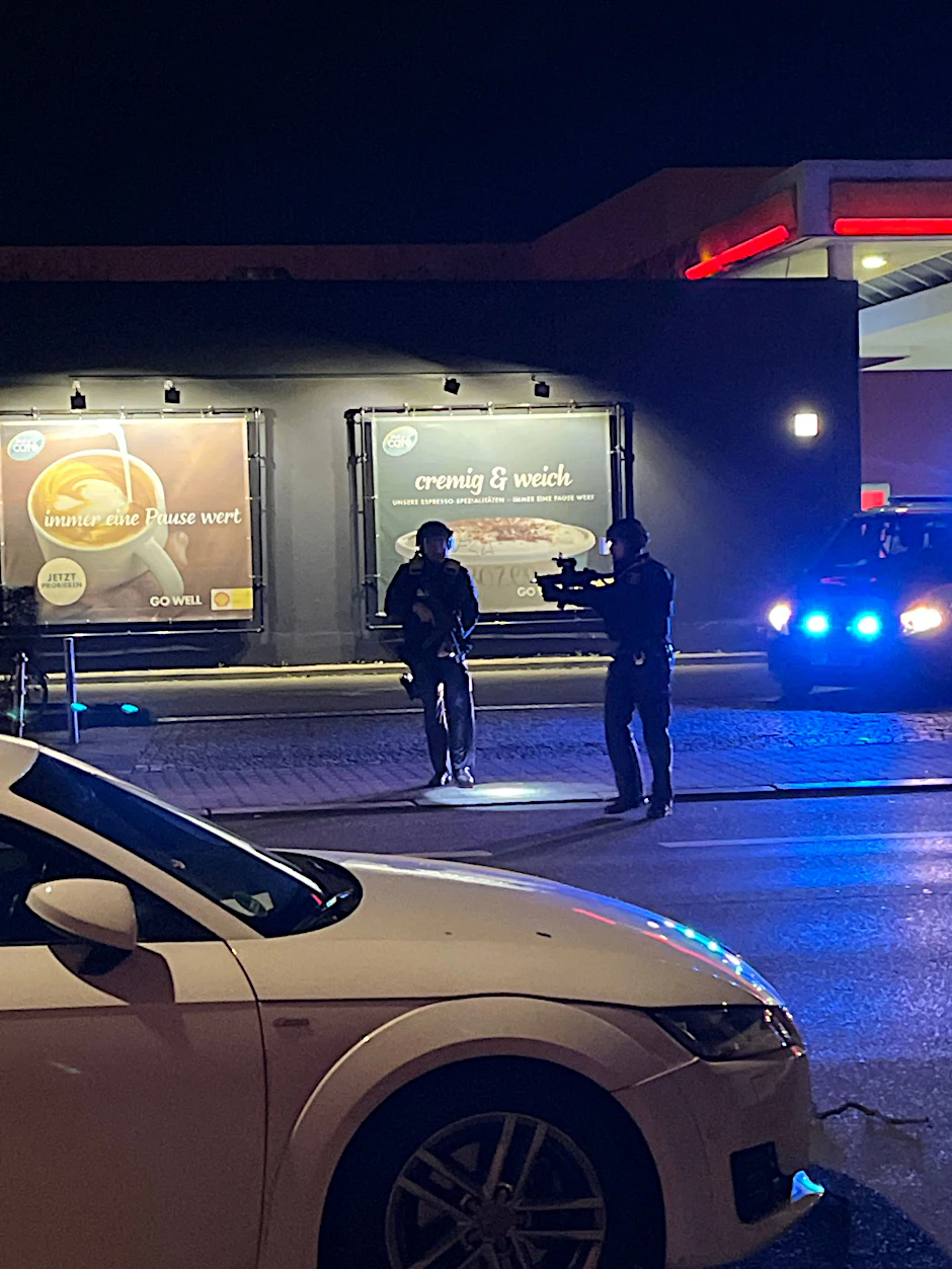 Schwerbewaffnete Polizisten sicherten das Gebiet um die Oranienstraße nach einer Schießerei - ein Mann wurde verletzt aufgefunden und ins Krankenhaus gebracht. Vom Täter fehlt jede Spur.