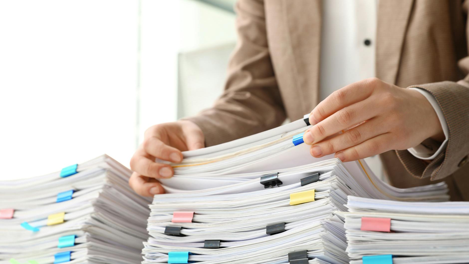 Papierkram kann sich über das Jahr hinweg aufstauen und dann überwältigend wirken.