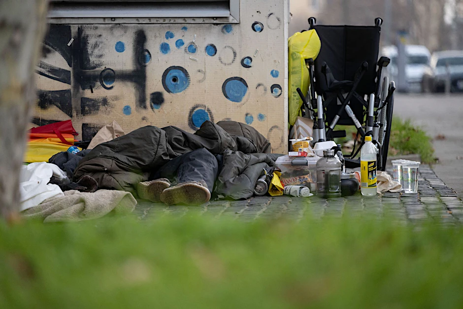 ARCHIV - Mensch ohne festen Wohnsitz im Schlafsack auf der Straße.  