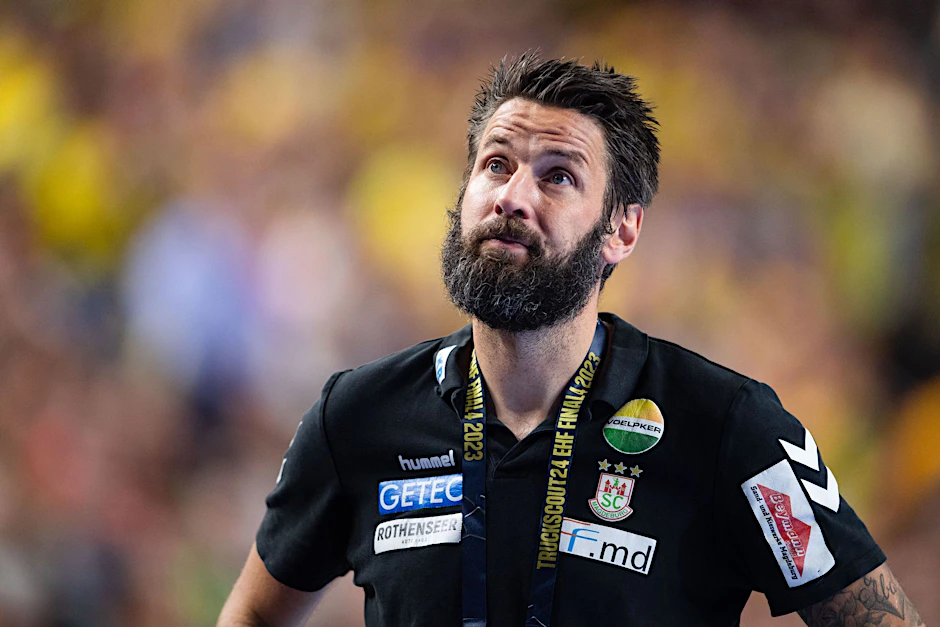 ARCHIV - Magdeburgs Trainer Bennet Wiegert wird sich nach fünf Monaten, die sein Team ungeschlagen war, wieder rasieren.  