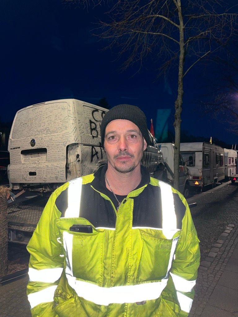 Holz hacken auf dem Gehweg: Hier campen 20 Bauern vor dem Brandenburger Tor