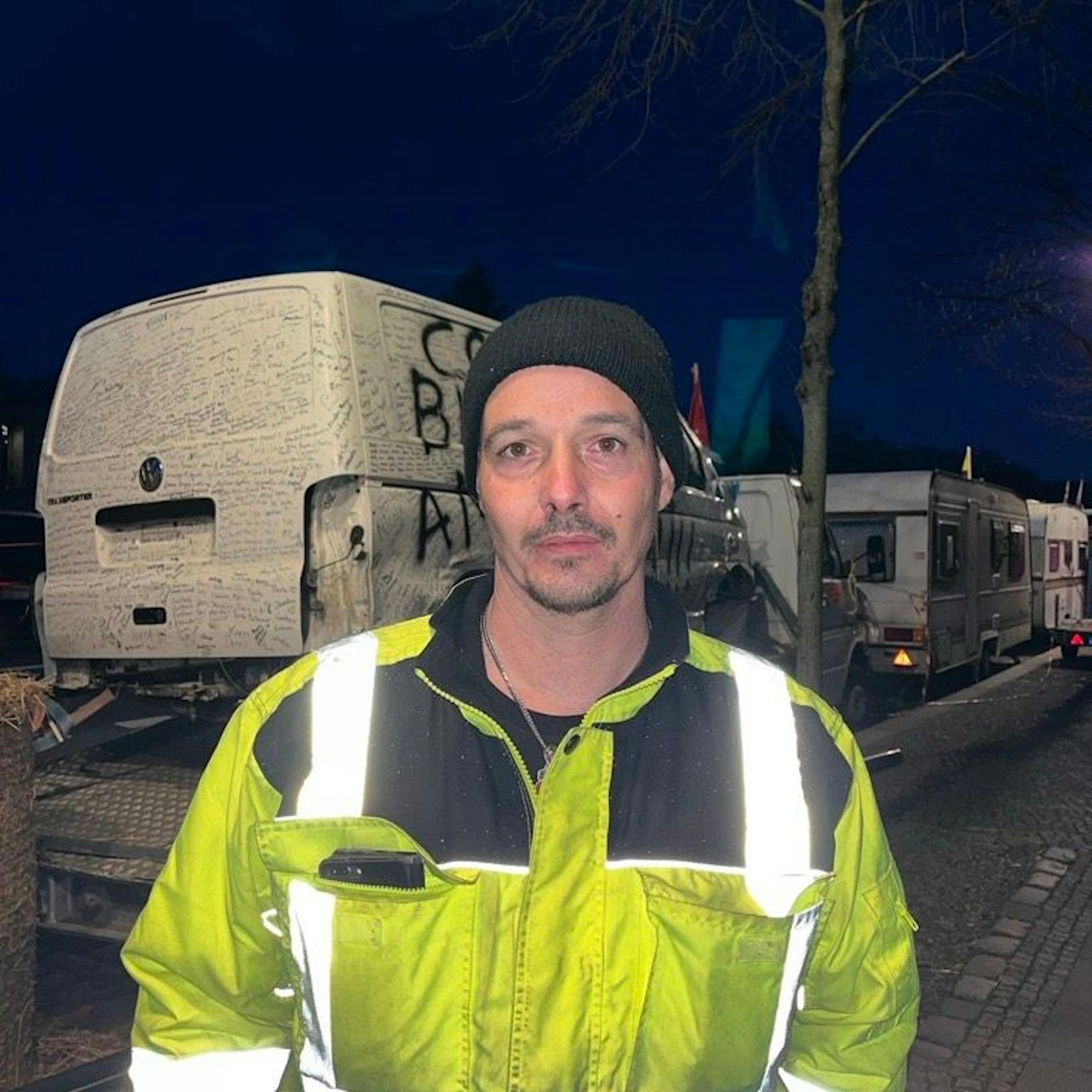 Holz hacken auf dem Gehweg: Hier campen 20 Bauern vor dem Brandenburger Tor