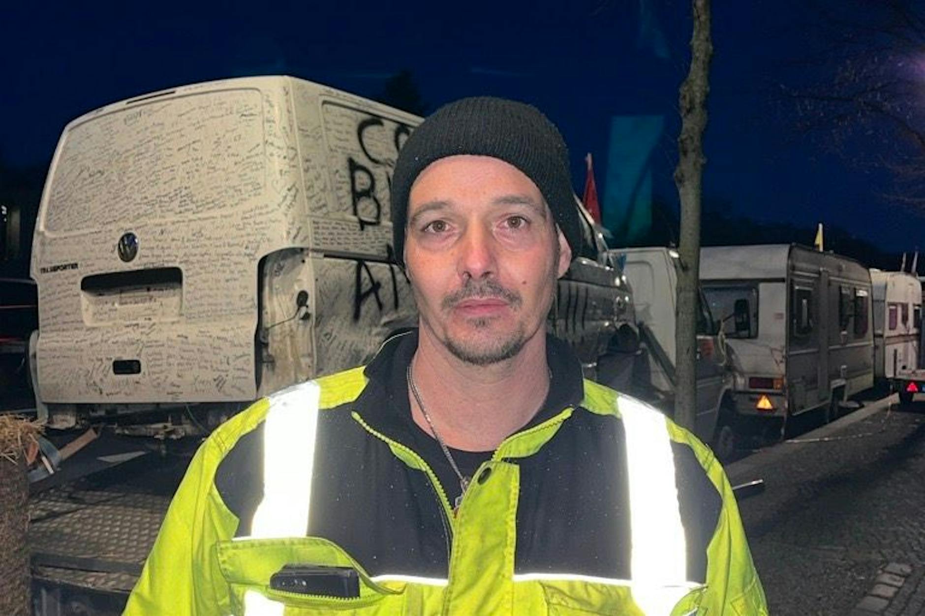 Holz hacken auf dem Gehweg: Hier campen 20 Bauern vor dem Brandenburger Tor