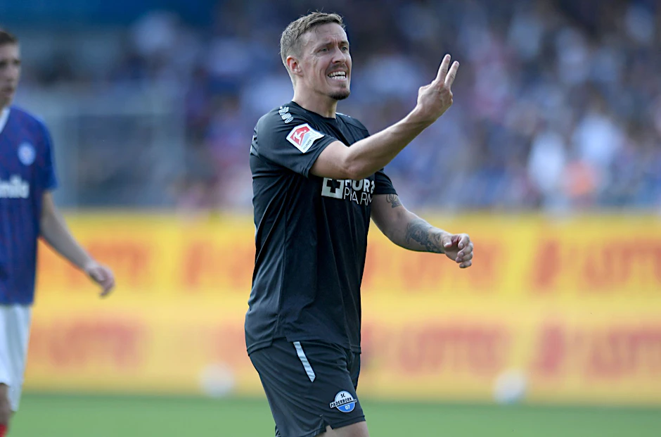 ARCHIV - Paderborns Max Kruse schimpft mit seinen Mitspielern.  