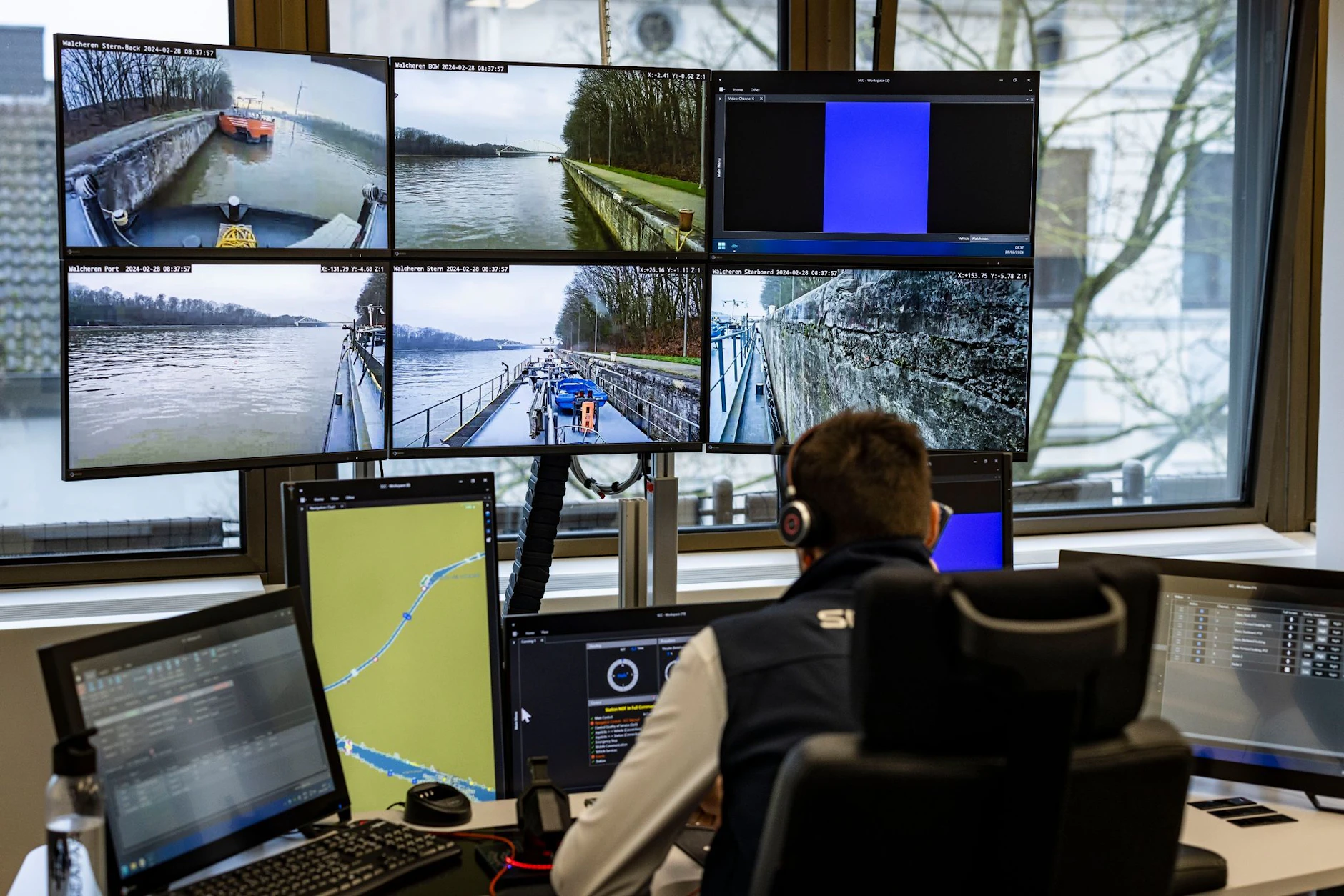 Alles im Blick: Binnenschifffahrtskapitän Joachim Lauwers steuert von seinem Schreibtisch aus ein Schiff auf der Route von Walcheren nach Antwerpen.