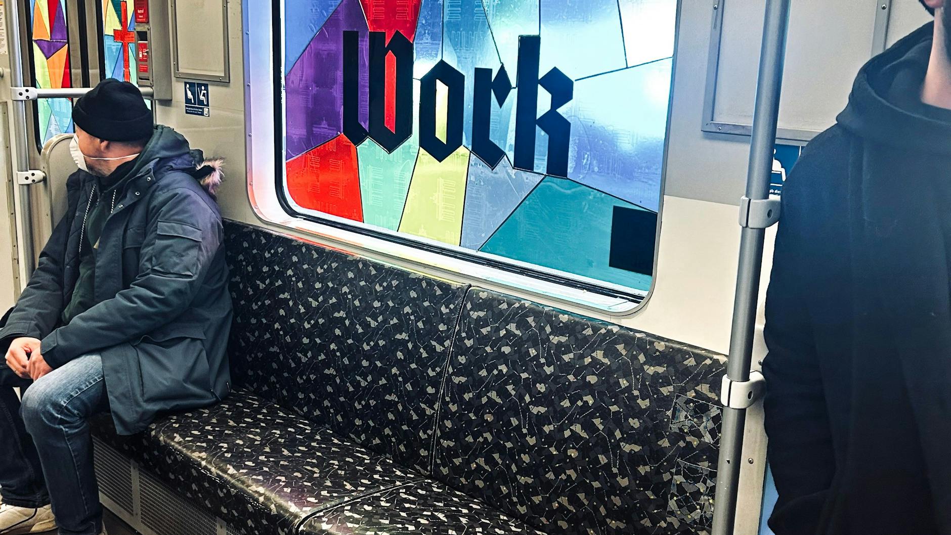 Der Schriftzug „Work“ steht auf einer Fensterscheibe in der U-Bahn.