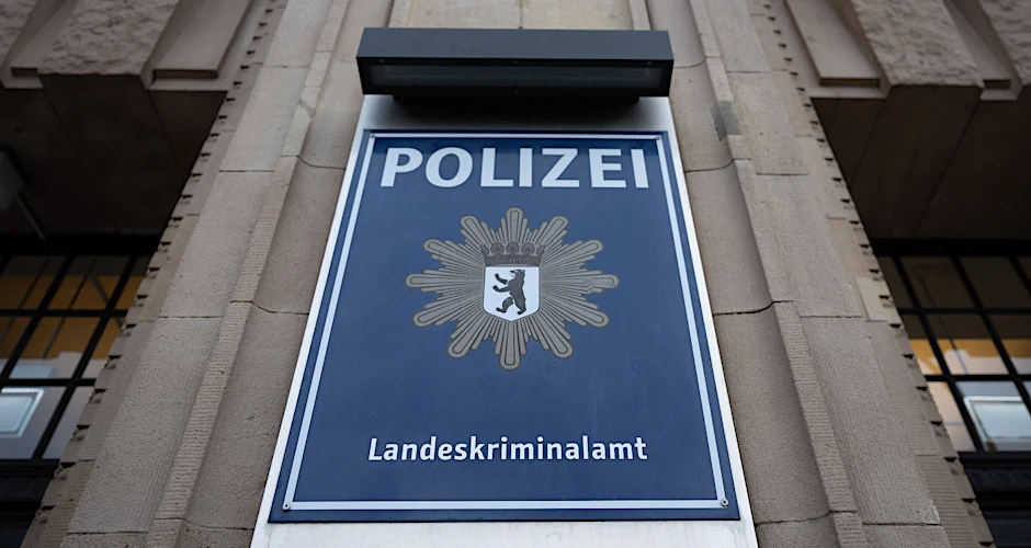 ARCHIV - Eine Tafel mit der Aufschrift "Polizei Landeskriminalamt" hängt an einem Polizeigebäude im Bezirk Schöneberg.  