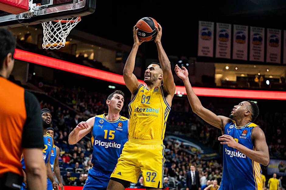 Johannes Thiemann (am Ball) war bei der deutlichen Niederlage gegen Maccabi Tel Aviv der beste Werfer von Alba Berlin.