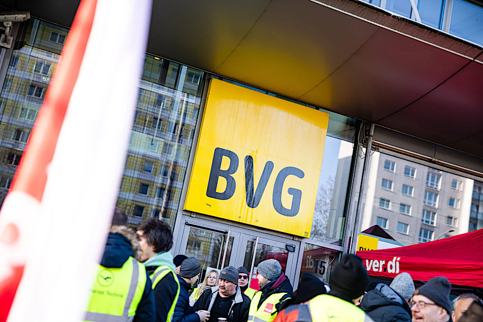 Auch am heutigen Freitag dauert der Warnstreik der Gewerkschaft ver.di im öffentlichen Personennahverkehr an. In Berlin wird die BVG bestreikt. Um 14 Uhr soll der Ausstand beendet werden.&nbsp;