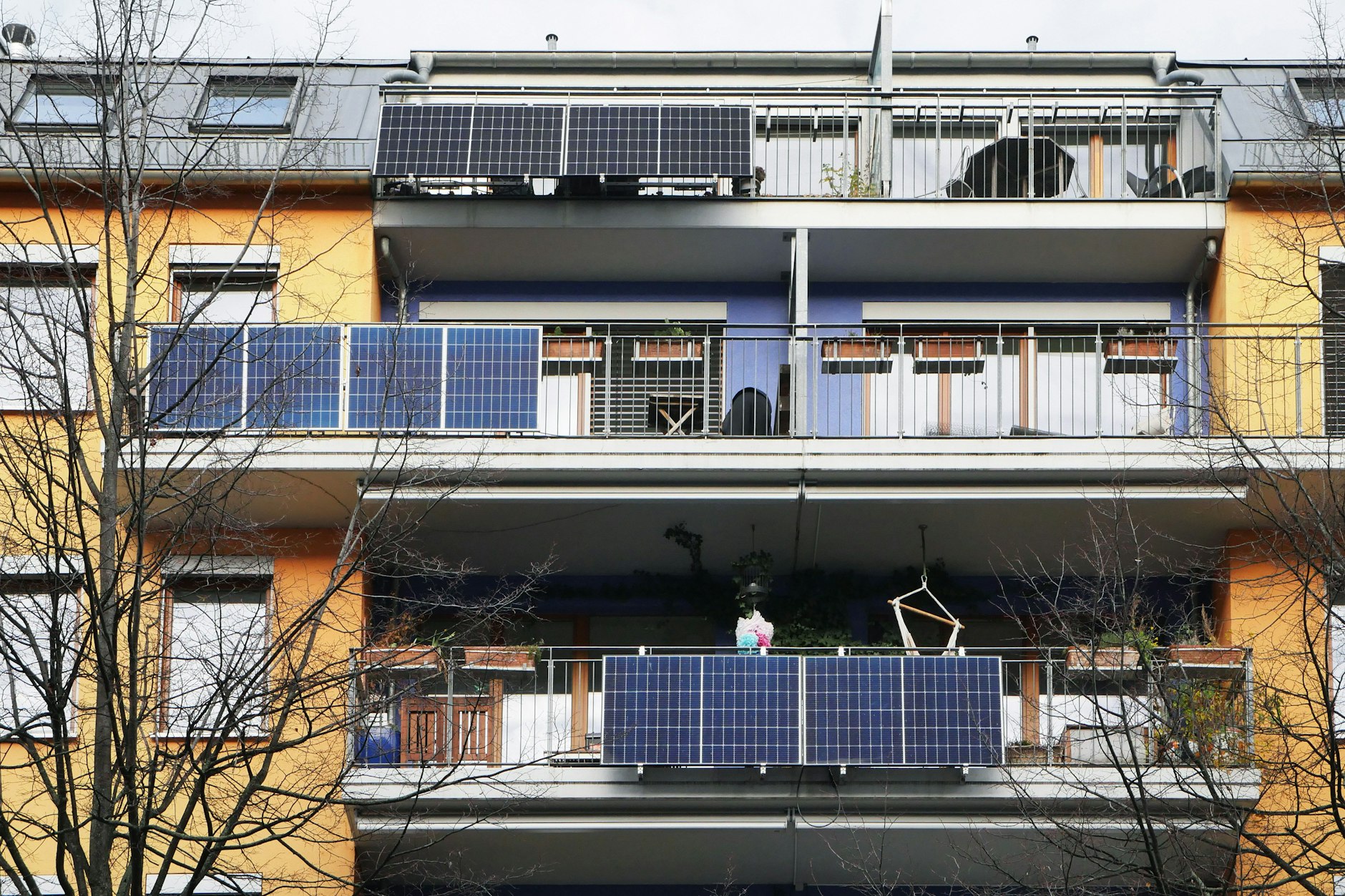 Immer mehr Haushalte setzen auf Balkonkraftwerke und nutzen die Photovoltaik.