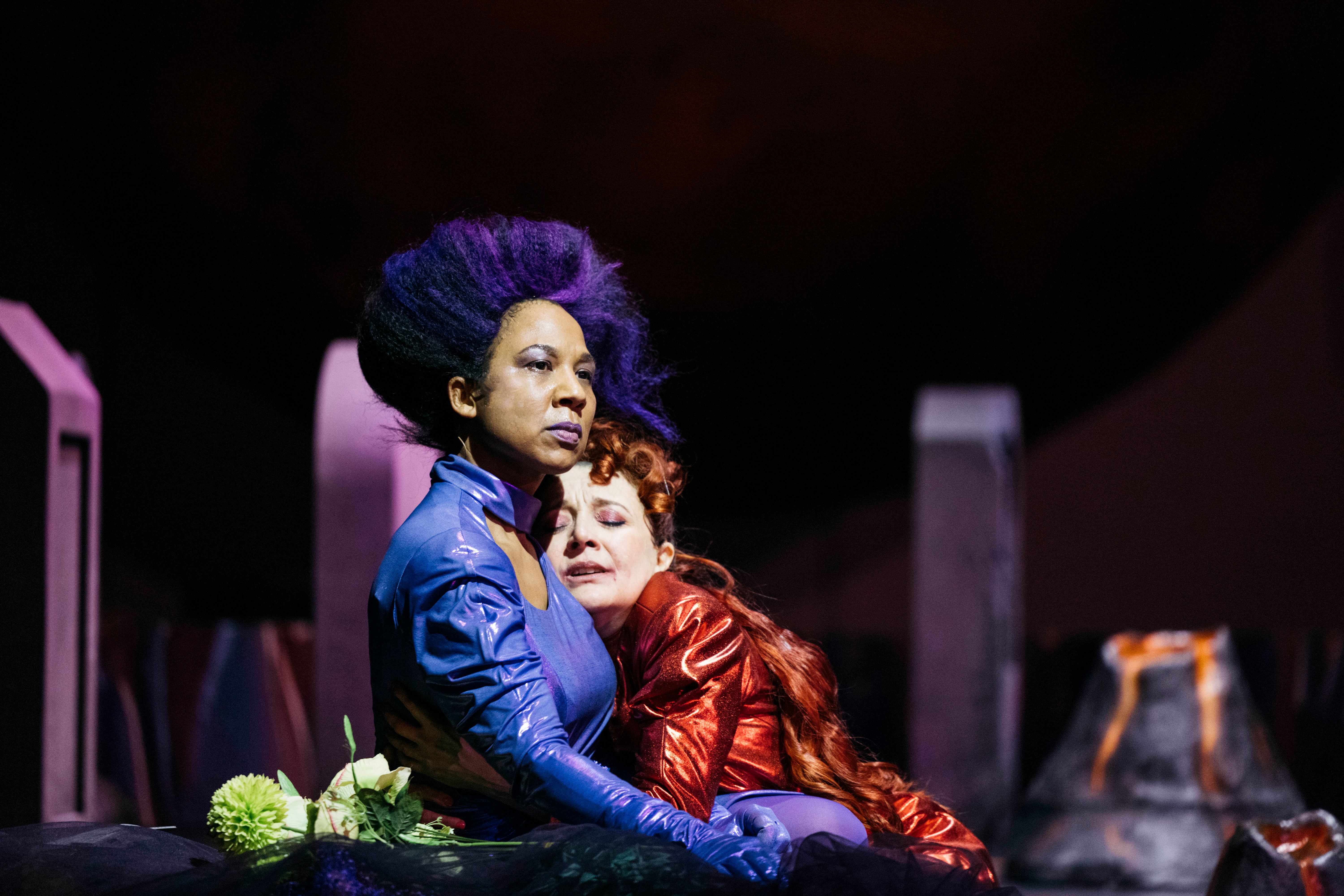 Trendsport Terror am Deutschen Theater in Berlin: Pınar Karabulut inszeniert Jelinek