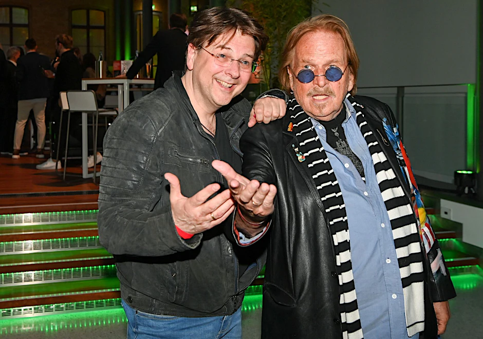 ARCHIV - Sänger Frank Zander (r) und sein Sohn Marcus Zander bei der Verleihung der Sepp-Herberger-Awards 2022.  