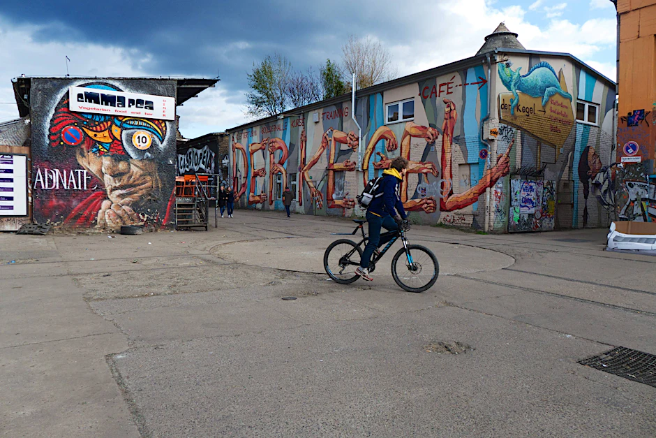 Vor dem RAW-Gelände in Berlin-Friedrichshain ist ein neuer Fahrradweg entstanden.