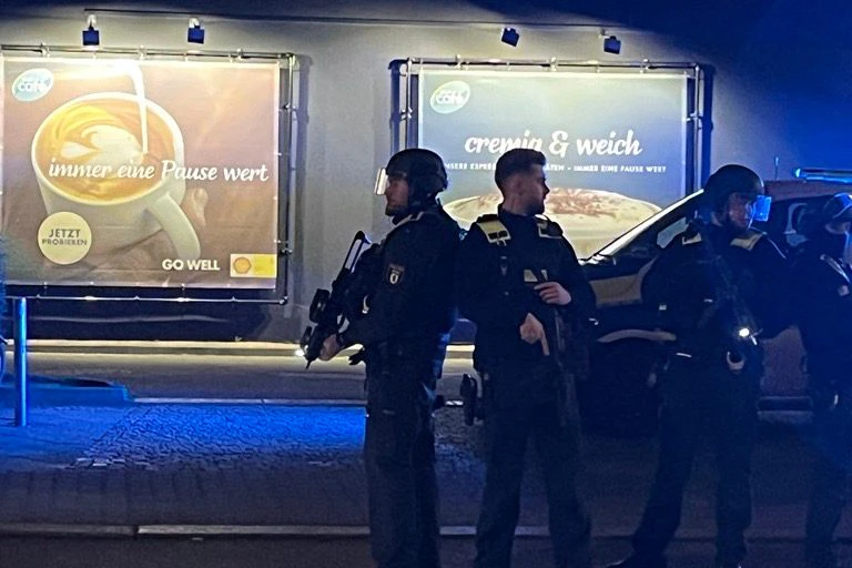 An der Shell-Tankstelle bei der Oranienstraße in Kreuzburg fielen am Mittwochabend kurz vor 22 Uhr Schüsse. Dabei wurde ein Mann schwer verwundet. Die Hintergründe sind noch unklar.