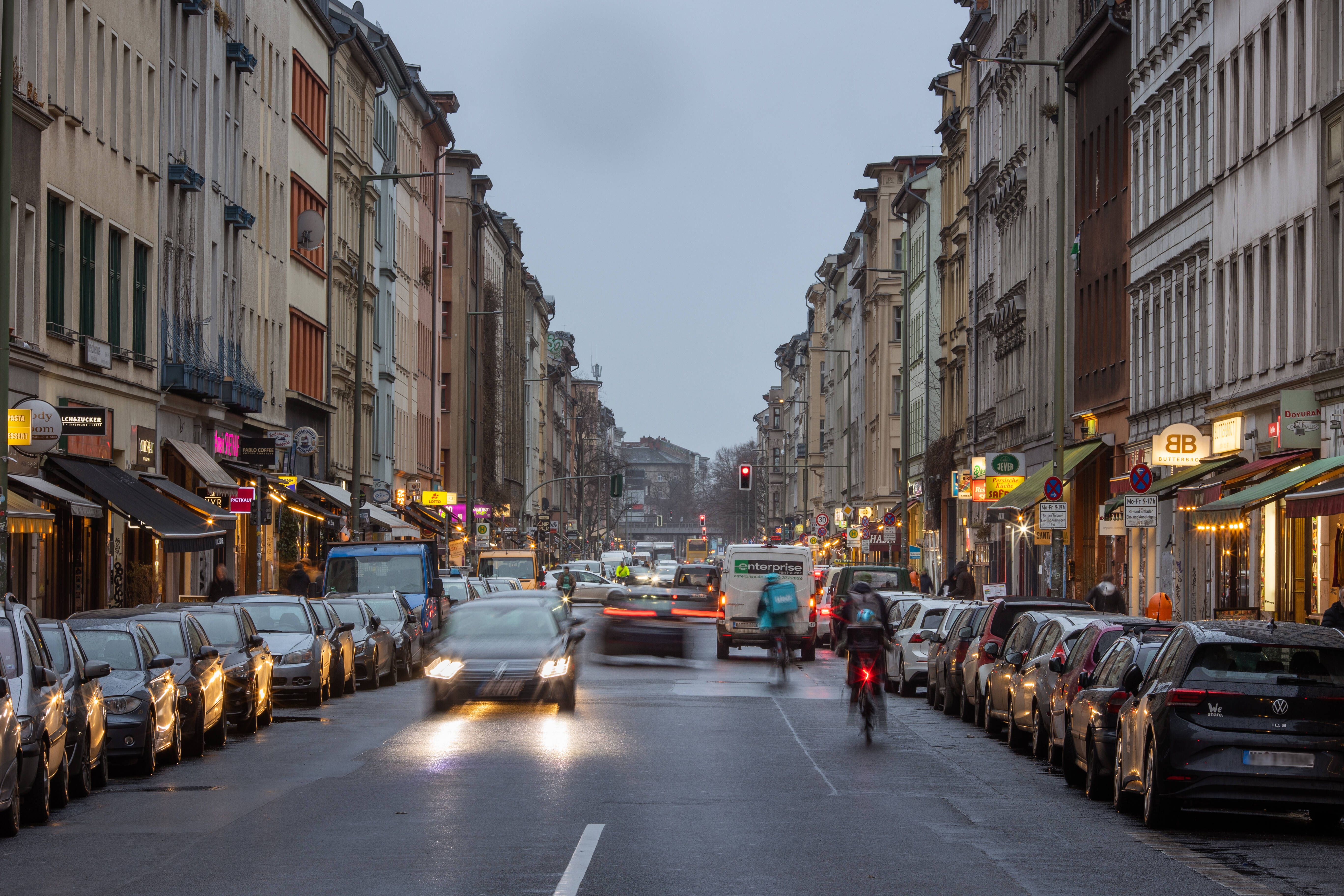 Streit im Clan-Milieu? Mann in der Oranienstraße in Kreuzberg angeschossen – Täter auf der Flucht