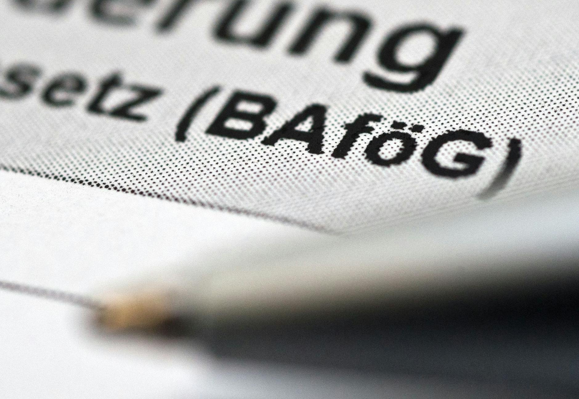 ARCHIV - Die Gewerkschaft Erziehung und Wissenschaft bezeichnet die Pläne des Bundesbildungsministeriums zum BaföG als «Armutszeugnis».