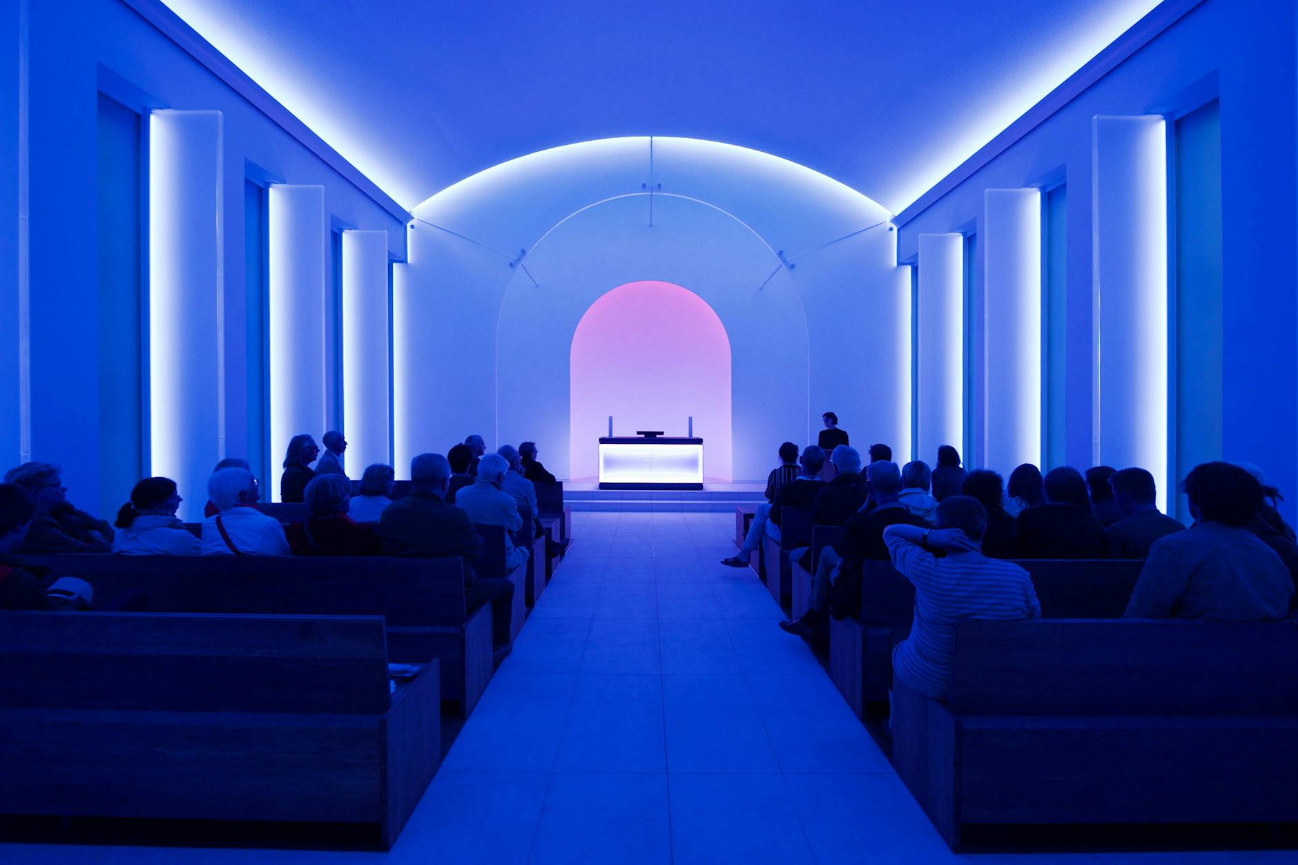 Die Lichtkomposition des amerikanischen Künstlers James Turrell in der Kapelle des Dorotheenstädtischen Friedhofes in Mitte