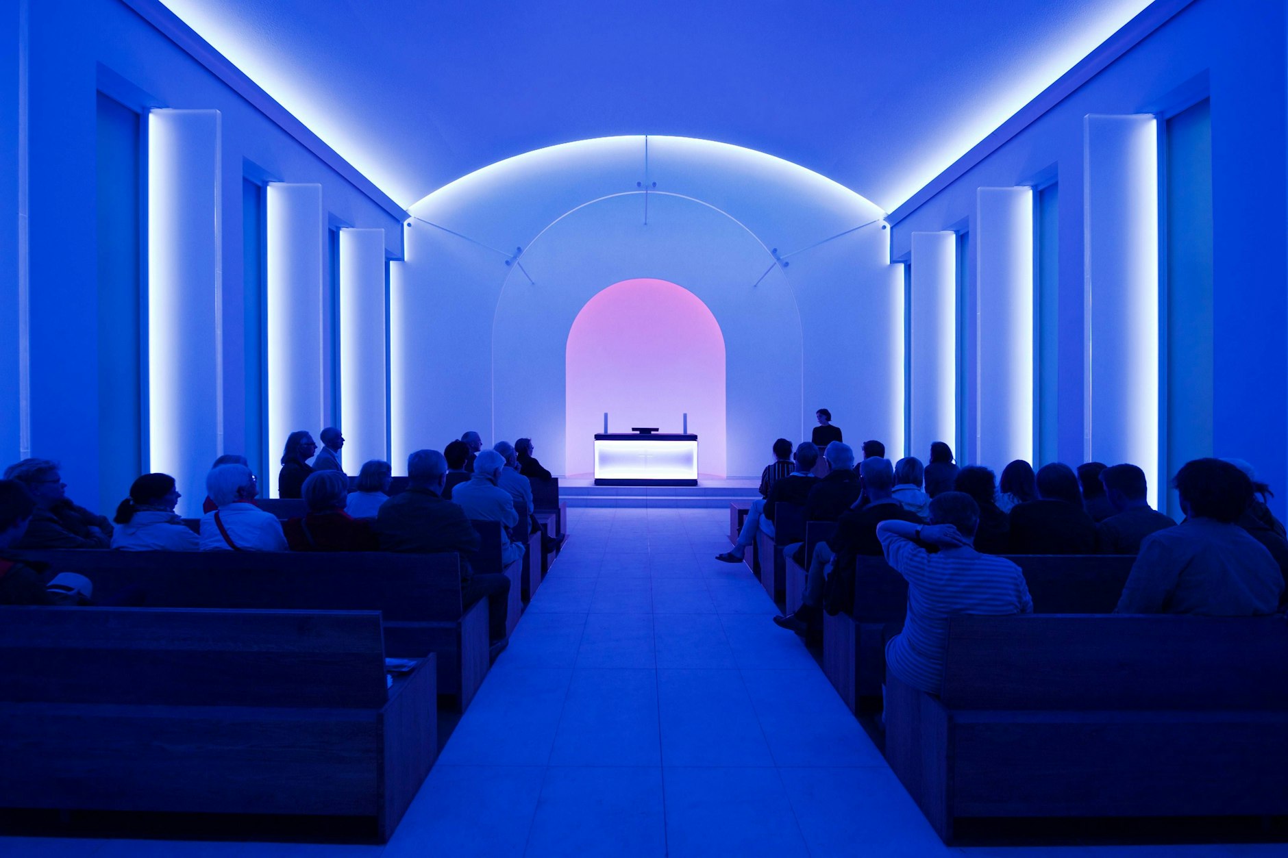 Die Lichtkomposition des amerikanischen Künstlers James Turrell in der Kapelle des Dorotheenstädtischen Friedhofes in Mitte