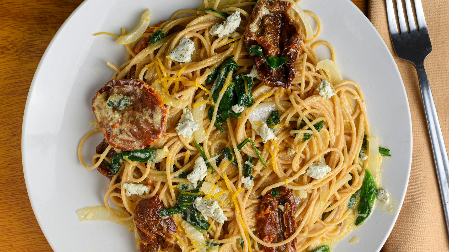Das leckere Rezept für One-Pot-Pasta macht wenig Arbeit, aber richtig was her.