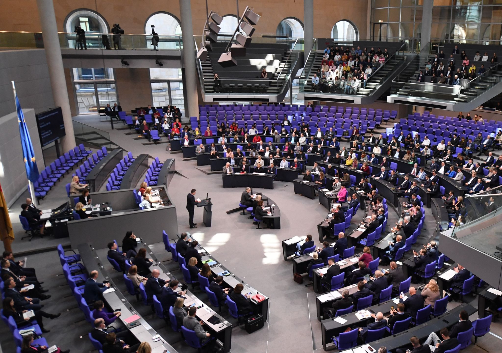 Image - Größte Diäten-Erhöhung seit 1996: Bundespolitiker bekommen 635 Euro mehr!