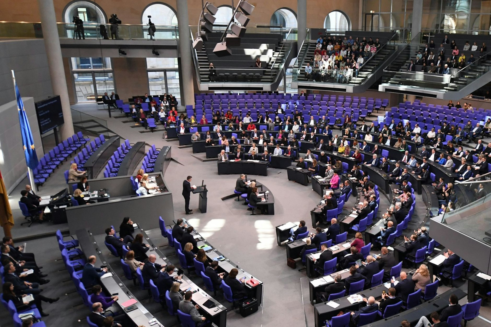 Die Abgeordneten des Bundestages bekommen mehr Geld.