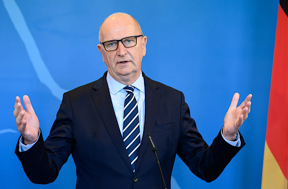 ARCHIV - Dietmar Woidke (SPD), Ministerpräsident von Brandenburg, äußert sich bei einer Pressekonferenz.  